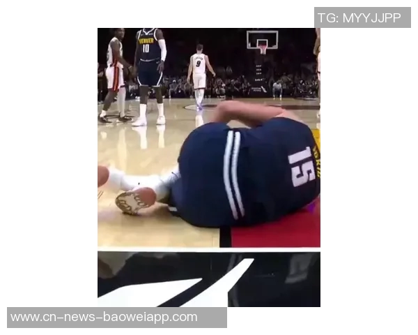 约基奇受伤后痛苦翻滚扶栏而行左脚无法承重艰难回更衣室